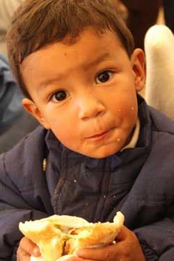 Enfant en train de manger